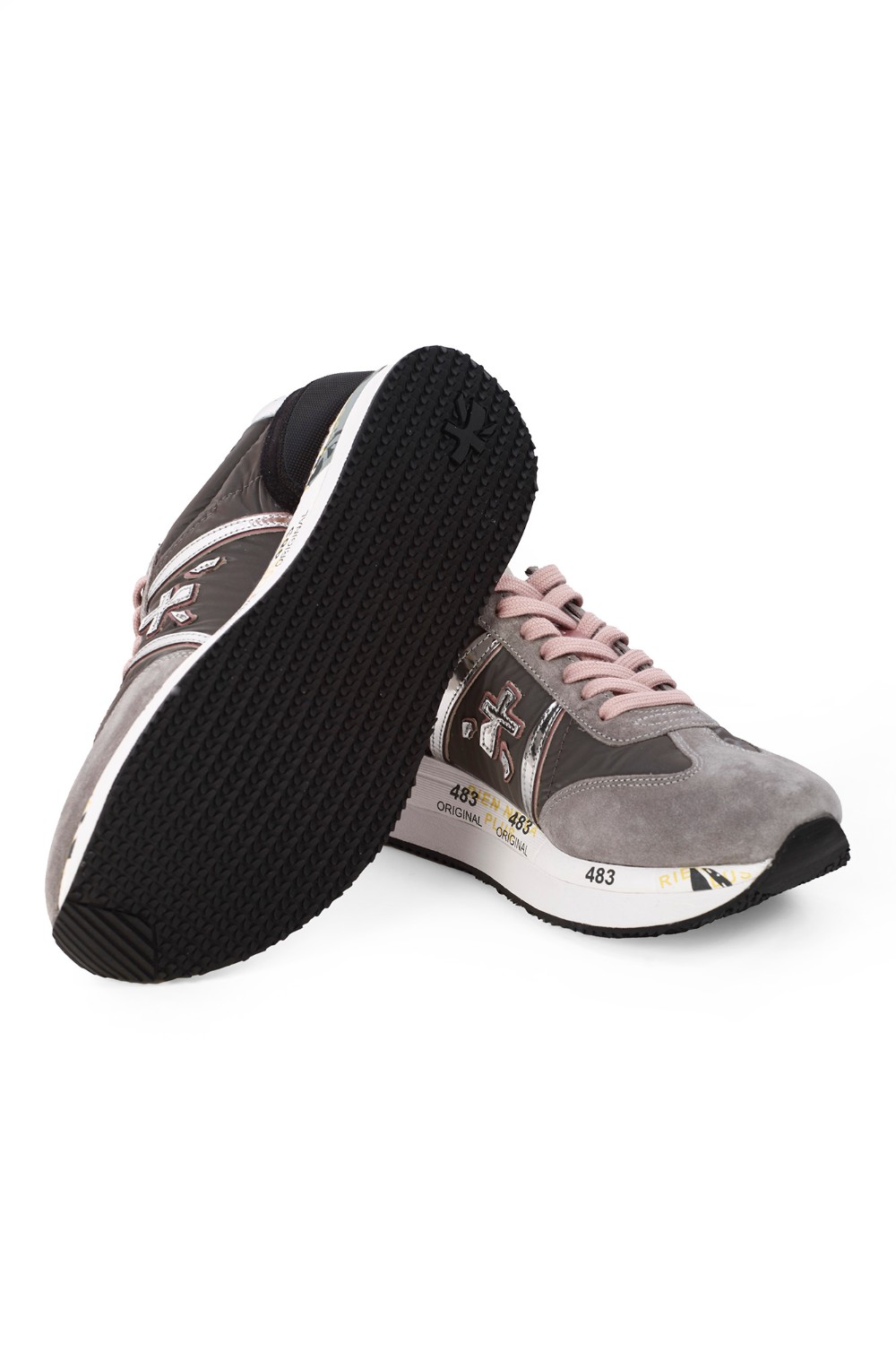 shop PREMIATA Saldi Scarpe: Premiata sneakers "Conny" in mix di materiali tecnici e pellami. Modello con punta tonda.
Chiusura con lacci.
Logo sulla linguetta.
Caviglia imbottita.
Topponcino arricchito da una particolare stampa ripresa anche sulla linguetta.
Soletta in gomma.
Altezza Suola 4 cm.
Fusbet Interno 27 cm.
Composizione: SOLE: 85% EVA 15% PHYLON (PLASTIC MATERIAL) UPPER: 40% CALF LEATHER 30% PL 10% PA 10% PU 10% PC LINING: 100% GOAT LEATHER.
Made in Vietnam.. CONNY-5949 number 9301132